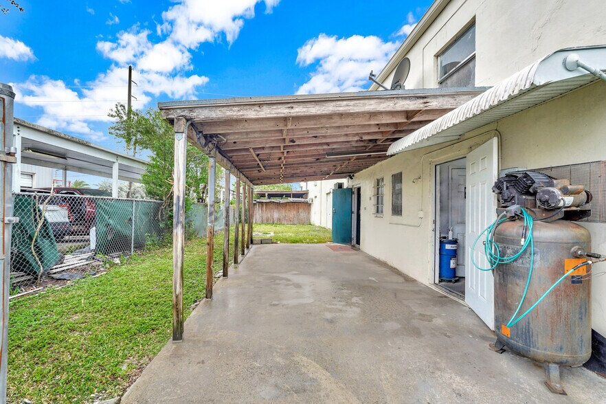 More Photos Of 5960-5992 SW 23rd St, West Park Showroom For Sale