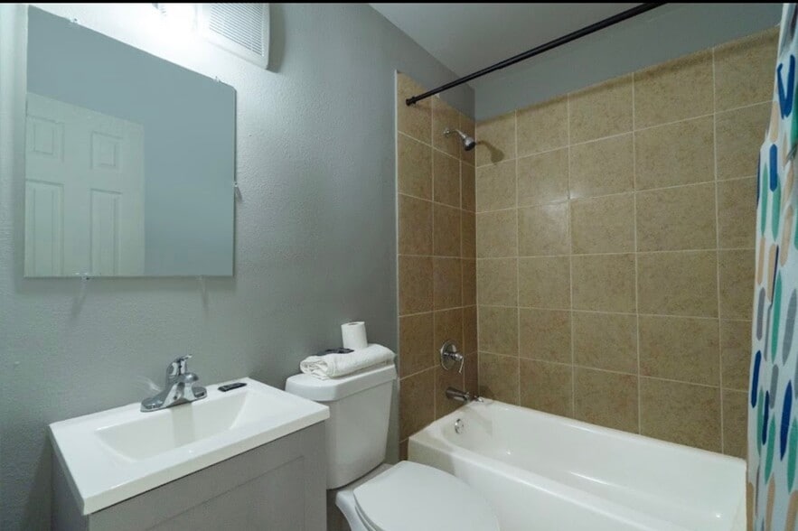 More Photos Of 560 Brazosport Blvd N, Clute Hotel For Sale