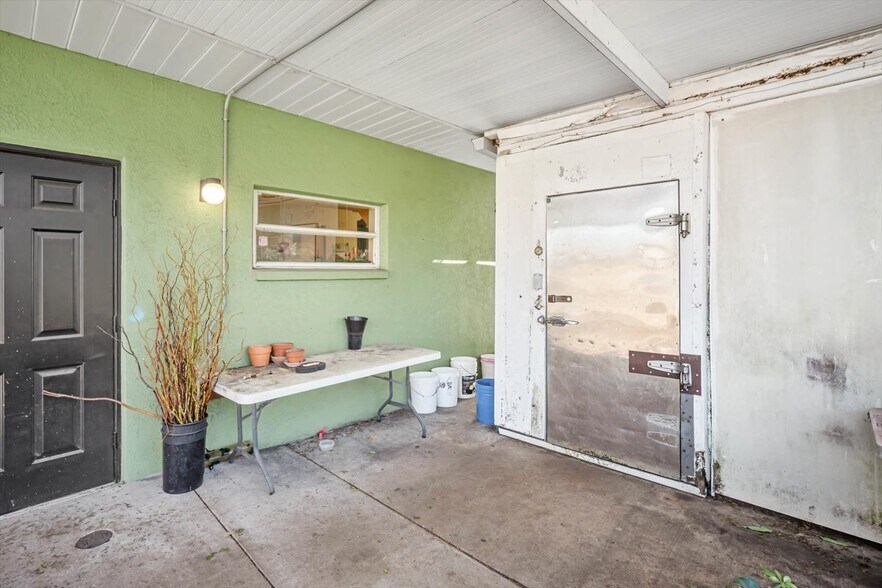 More Photos Of 13642 N Florida Ave, Tampa Freestanding For Sale