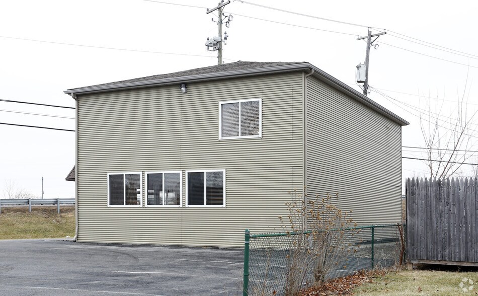 More Photos Of 1041 Shawnee Rd, Lima Freestanding For Lease