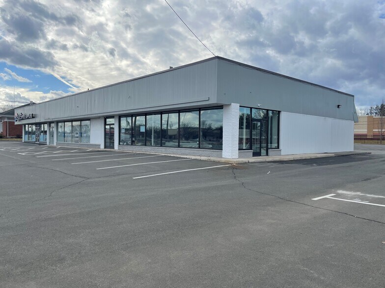 More Photos Of 3219-3221 Berlin Tpke, Newington Freestanding For Lease