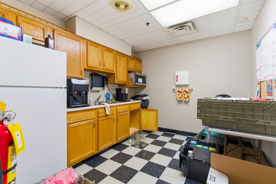 More Photos Of 1812 Cargo Ct, Louisville Warehouse For Lease