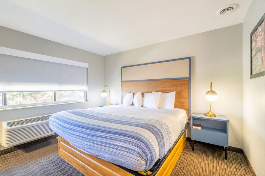 More Photos Of 4230 S Lewis Blvd, Sioux City Hotel For Sale