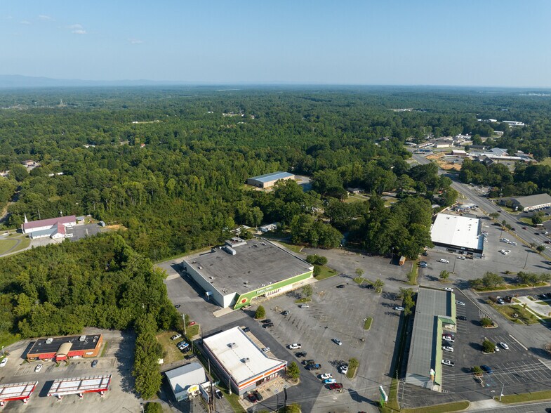More Photos Of 2518 E Walnut Ave, Dalton Freestanding For Lease