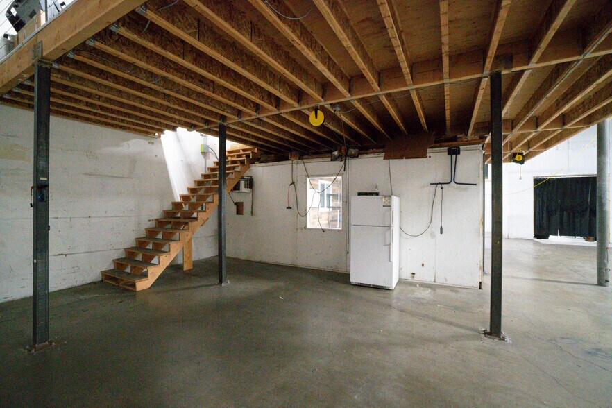 More Photos Of 13501 S Main St, Los Angeles Warehouse For Lease