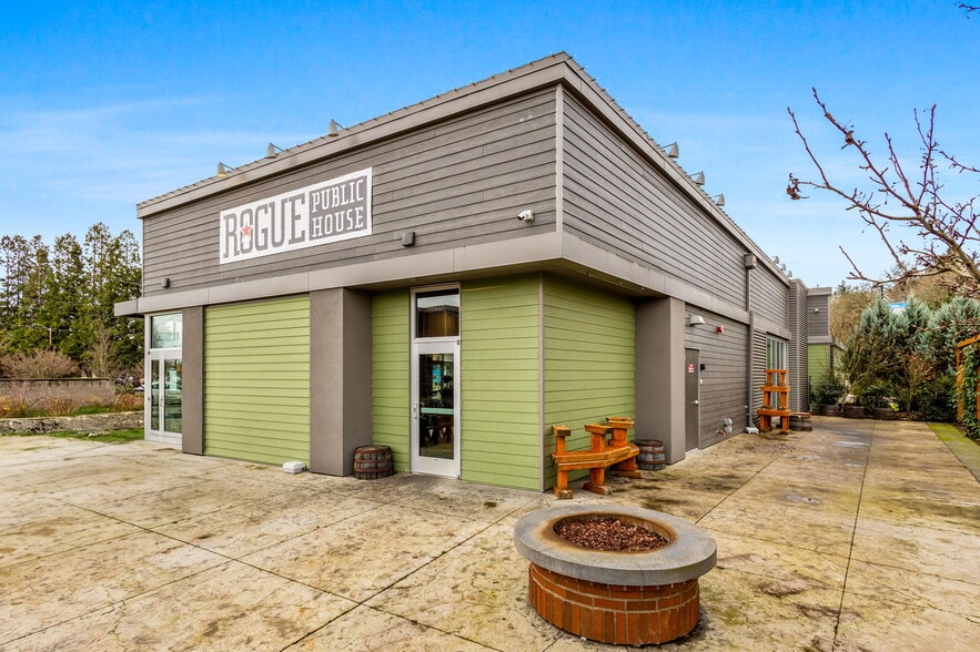 More Photos Of 555 9th St NW, Salem Bar For Lease