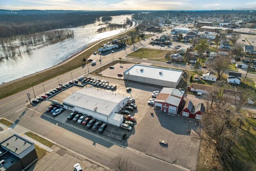 More Photos Of 515 E Wisconsin St, Portage Auto Dealership For Sale