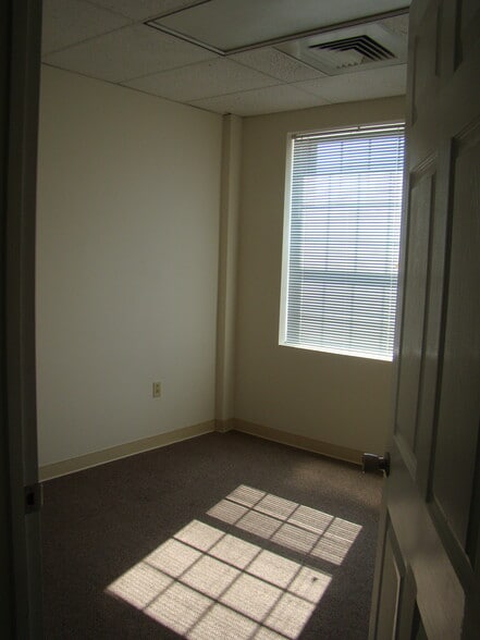 More Photos Of 619 W Main St, Carnegie Flex For Lease