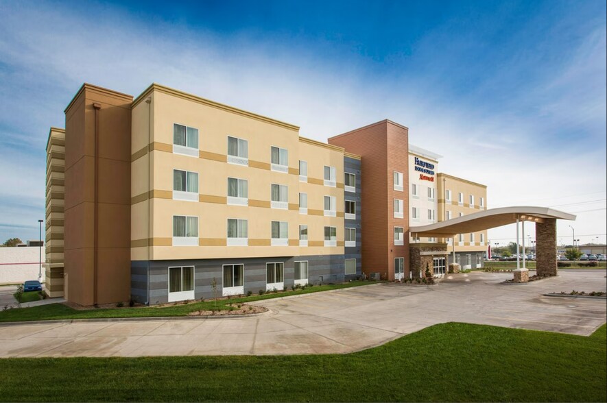 More Photos Of 1111 N Lorraine St, Hutchinson Hotel For Sale