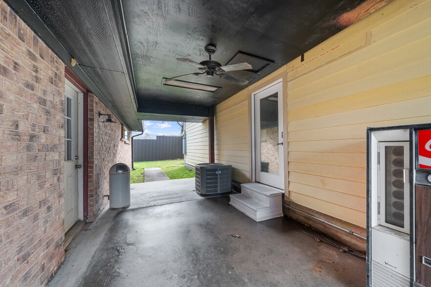 More Photos Of 29519 W Hawthorne Dr, Spring Flex For Sale
