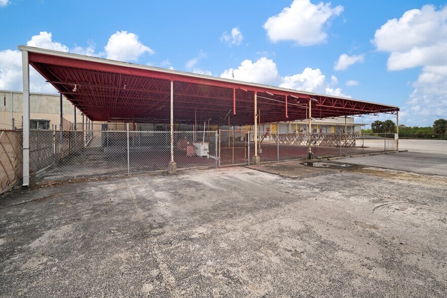 More Photos Of 4600 Park St N, Saint Petersburg Warehouse For Sale