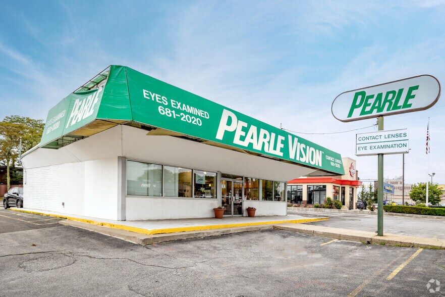 Primary Photo Of 328 N Broadway, Jericho General Retail For Sale