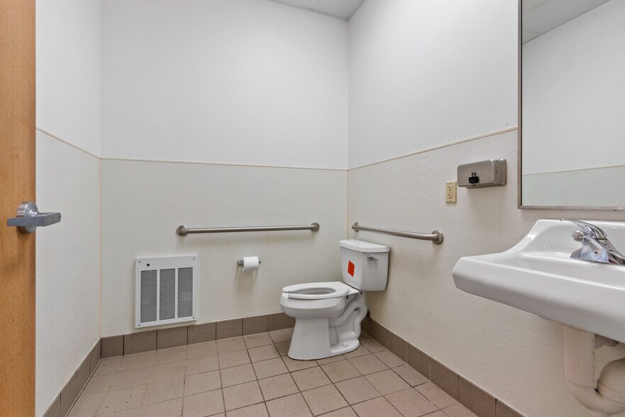 More Photos Of 250 Crossroads Dr, Plover Unknown For Lease