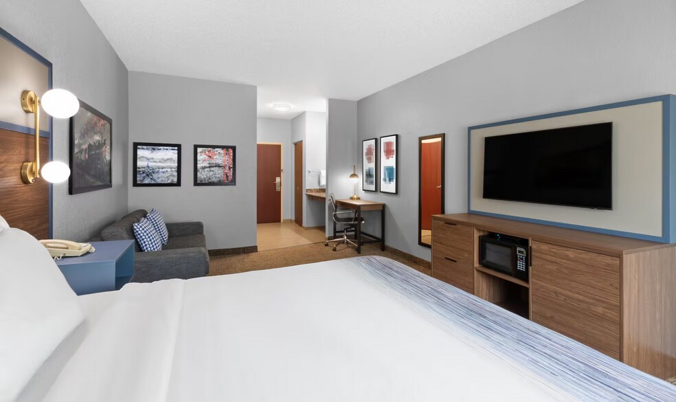 More Photos Of 2210 West St S, Grinnell Hotel For Sale