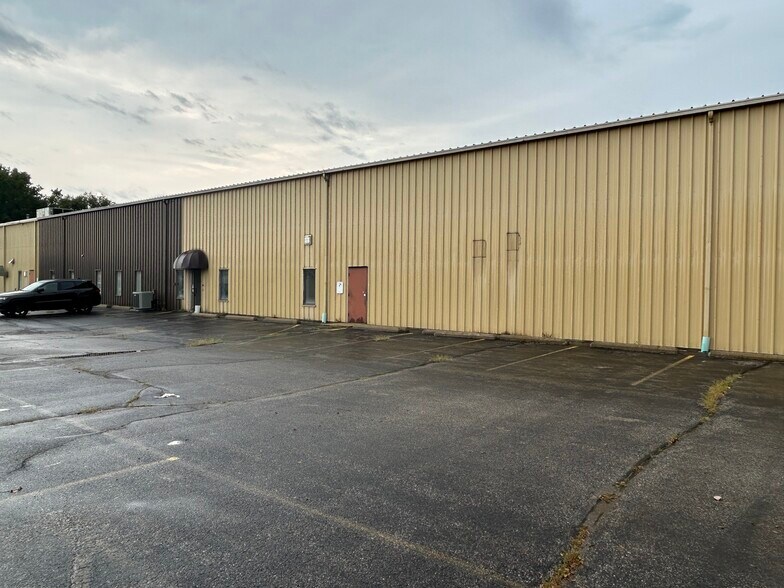 More Photos Of 1000 Industrial Pky, Elkhart Warehouse For Lease