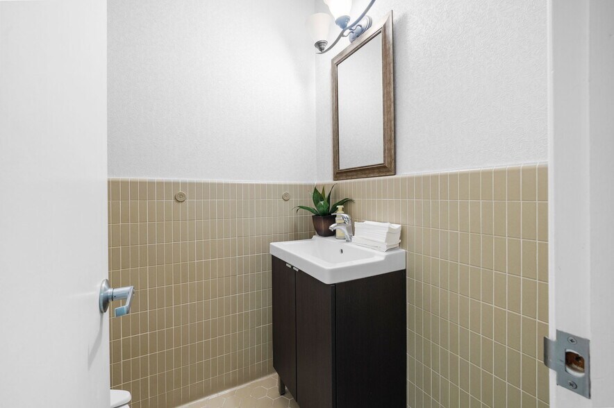 More Photos Of 1701 66th St N, Saint Petersburg Medical For Sale