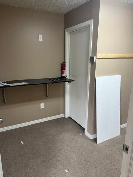 More Photos Of 1455-1463 W Center St, Orem Showroom For Lease