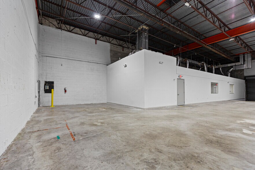 More Photos Of 2101-2163 NW 79th Ave, Doral Warehouse For Lease