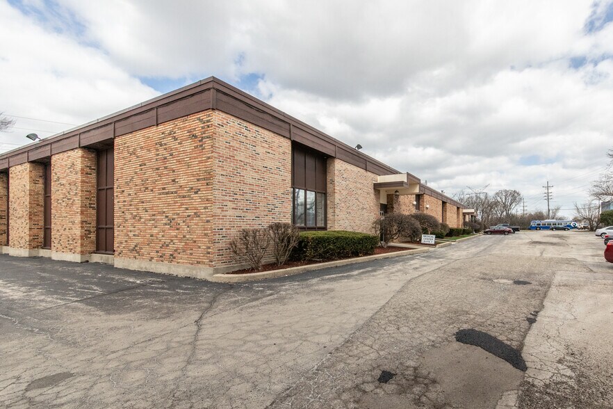 More Photos Of 110 S River Rd, Des Plaines Warehouse For Lease