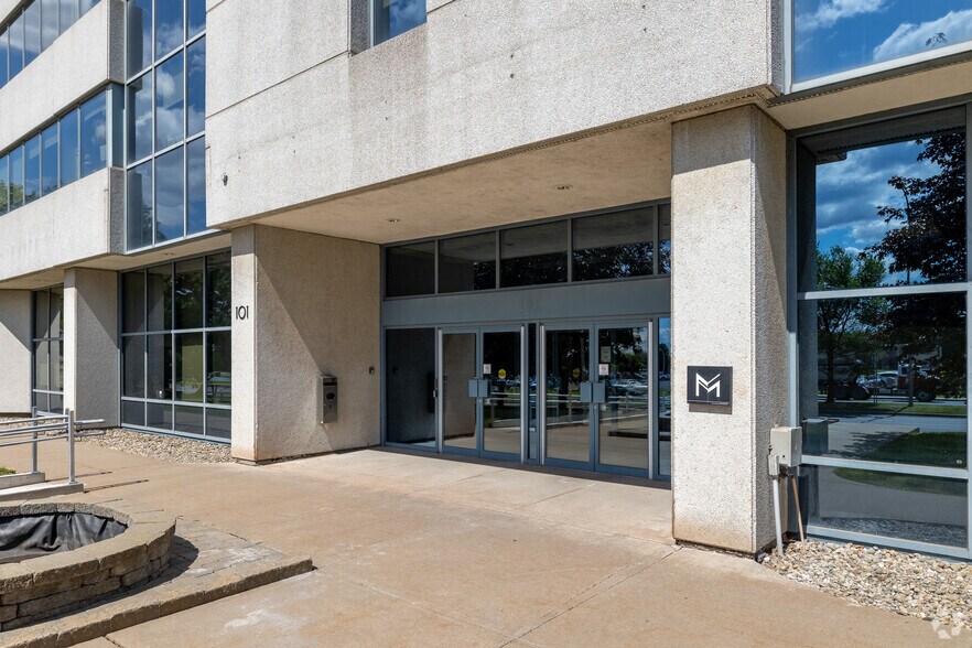 More Photos Of 101 Boul Roland-Therrien, Longueuil Office For Lease