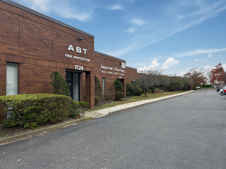 More Photos Of 1724 Church St, Holbrook Warehouse For Lease