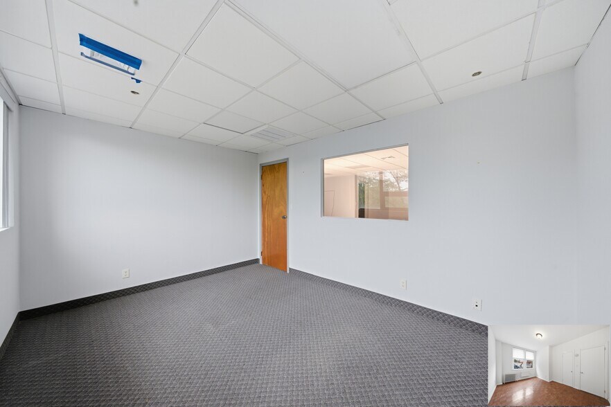 More Photos Of 66-00 66-00 Borden Ave, Maspeth Office For Lease