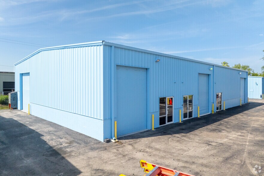 More Photos Of 16151-16171 Pine Ridge Rd, Fort Myers Warehouse For Lease