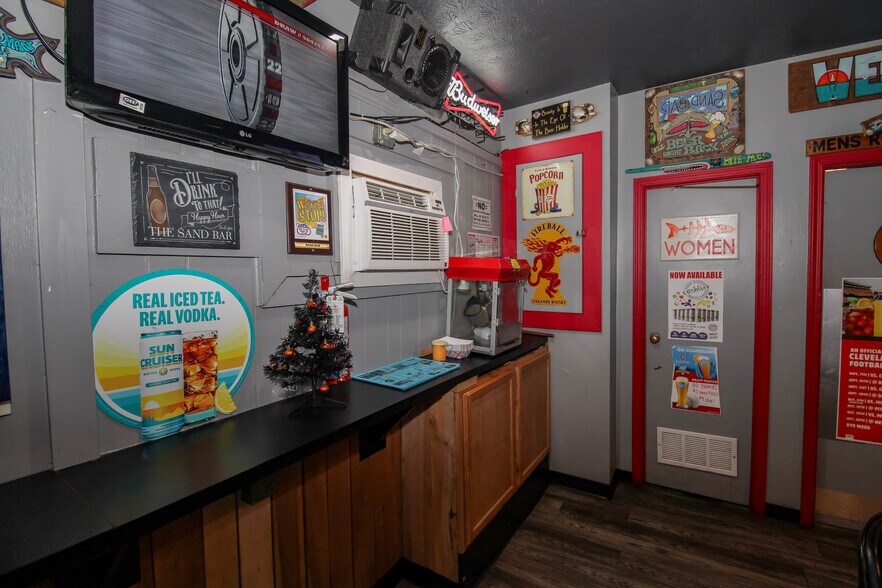 More Photos Of 54 McKinley St, Huron Bar For Sale