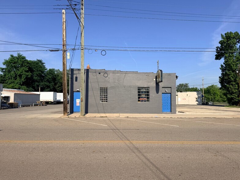 Primary Photo Of 46 S Leavitt Rd, Leavittsburg Bar For Sale