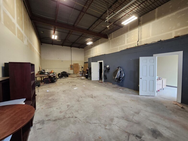 More Photos Of 9742 54 Av NW, Edmonton Showroom For Lease