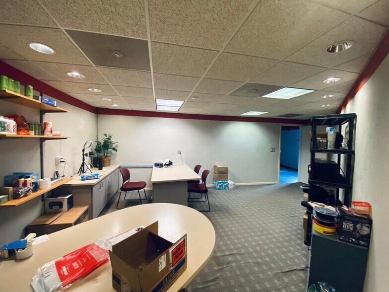 More Photos Of 4230 W Loomis Rd, Greenfield Showroom For Lease