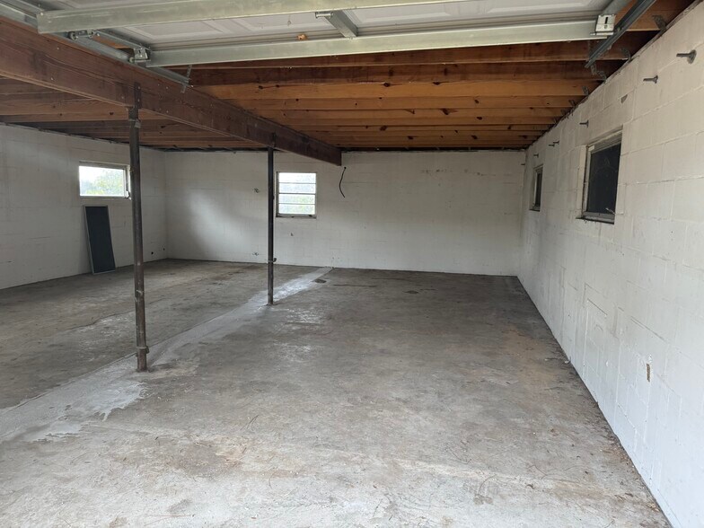 More Photos Of 205 Fern Dr, Leesburg Self Storage For Lease