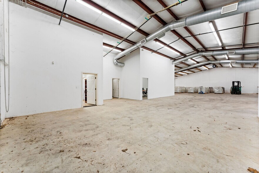 More Photos Of 28925 Nichols Sawmill Rd, Magnolia Warehouse For Lease