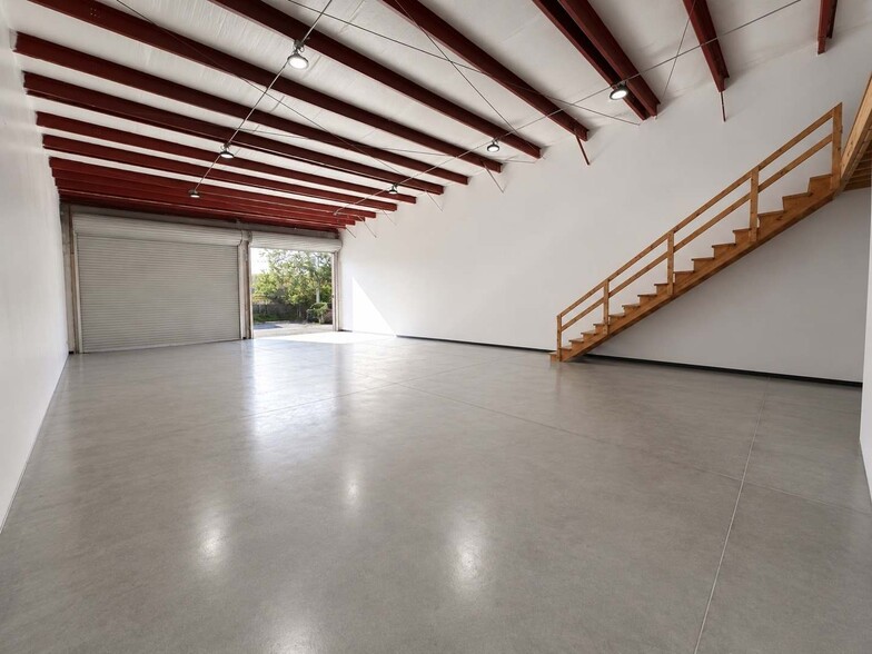 More Photos Of 305 Bear Ridge Cir, Palm Harbor Manufacturing For Lease