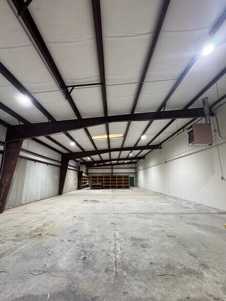 More Photos Of 2005 N Willow Ave, Broken Arrow Service For Lease