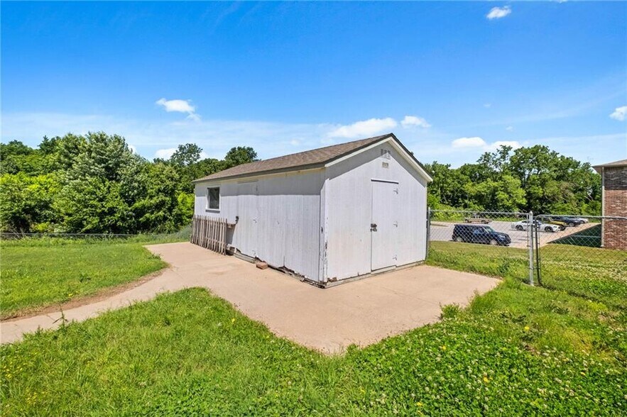 More Photos Of 185 Rebecca St, Gentry Office For Sale