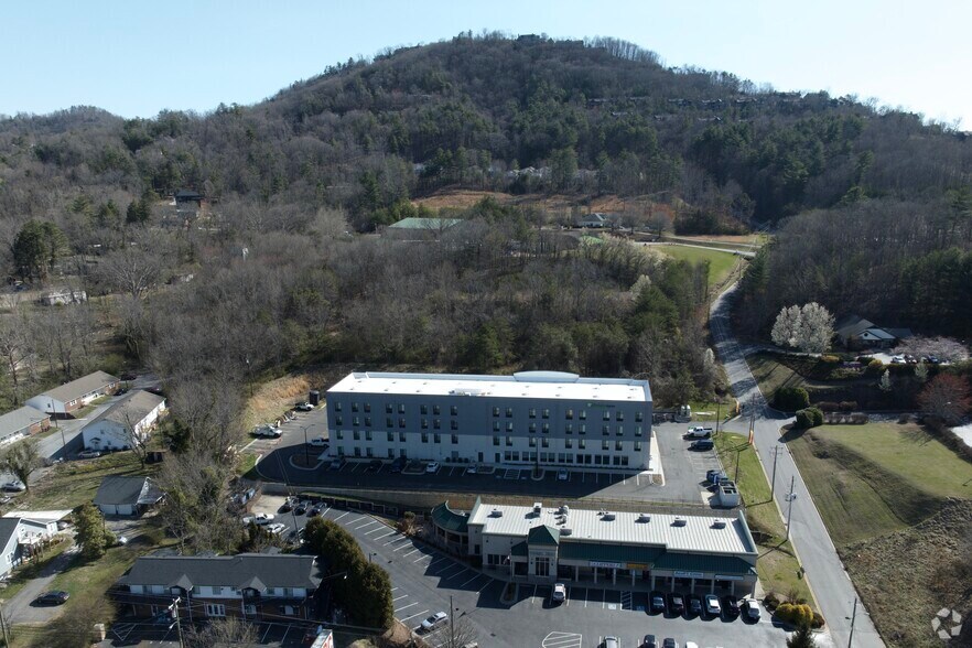More Photos Of 4 Reynolds Mountain Blvd, Asheville Hotel For Sale