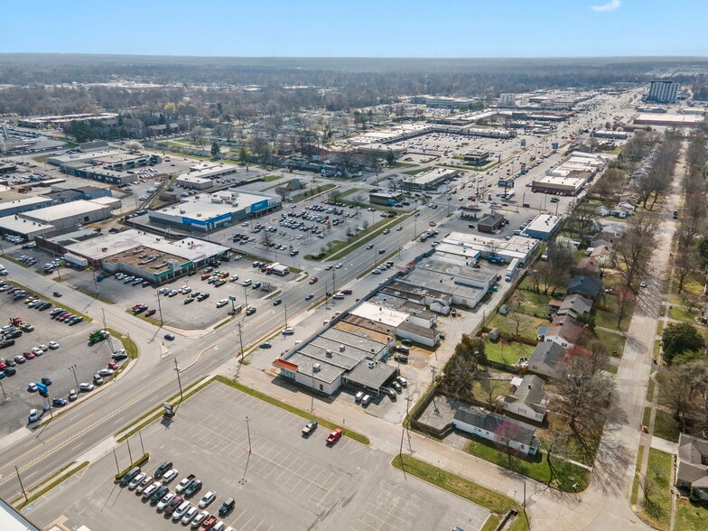 More Photos Of 1718 E Meadowmere St, Springfield General Retail For Lease