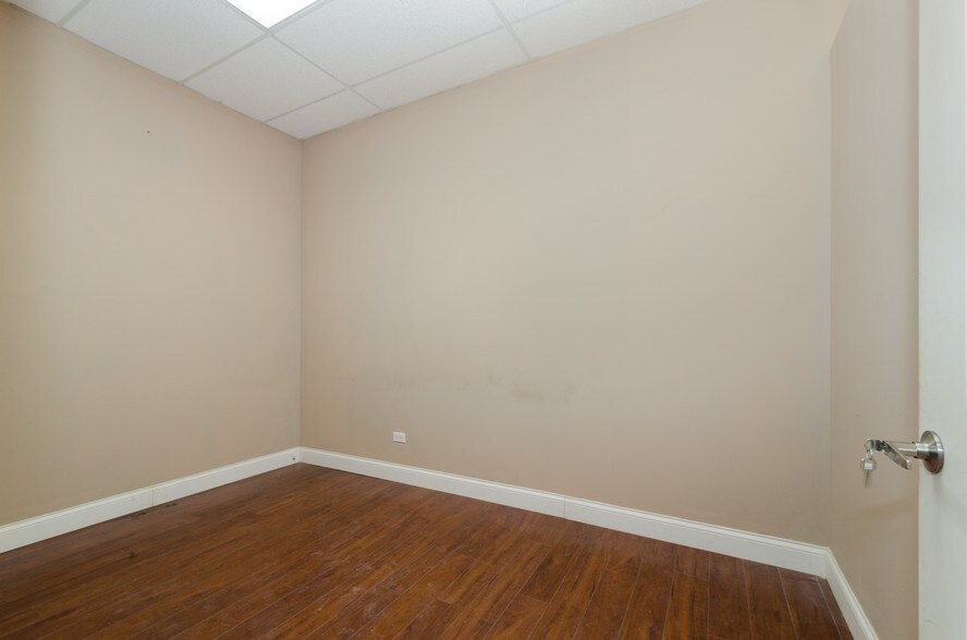 More Photos Of 9517-9519 N Milwaukee Ave, Niles Unknown For Lease