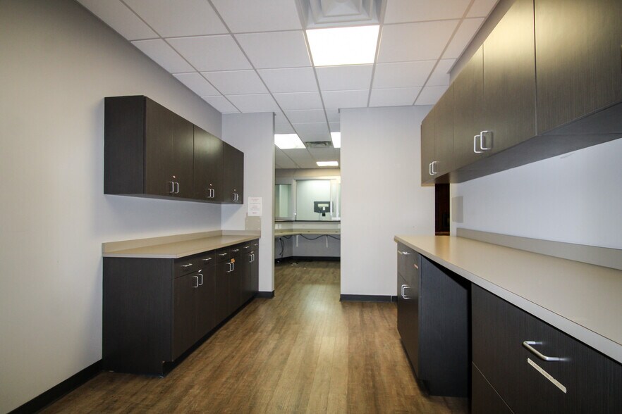 More Photos Of 9911 Shelbyville Rd, Louisville Office For Lease
