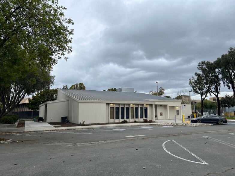 More Photos Of 2925 Scott Blvd, Santa Clara Bank For Lease