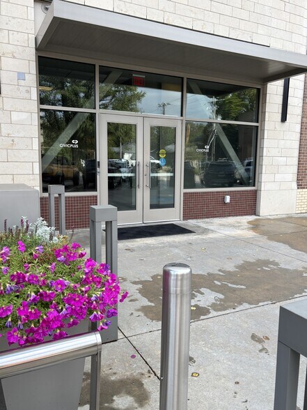 More Photos Of 302 S 4th St, Manhattan Office For Lease