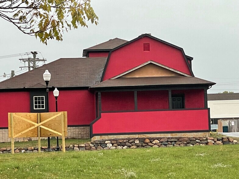 More Photos Of 150 S Washington St, Oxford Freestanding For Sale