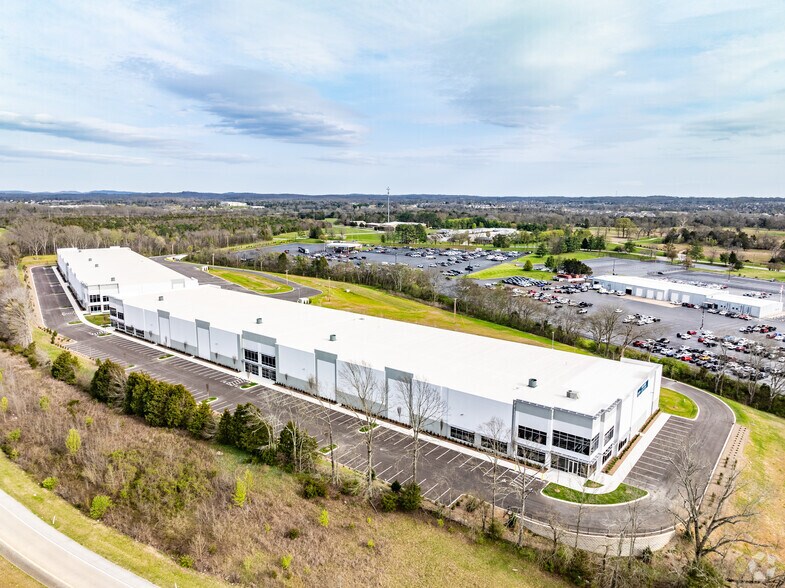 More Photos Of 122 Timberline Dr, Spring Hill Distribution For Lease
