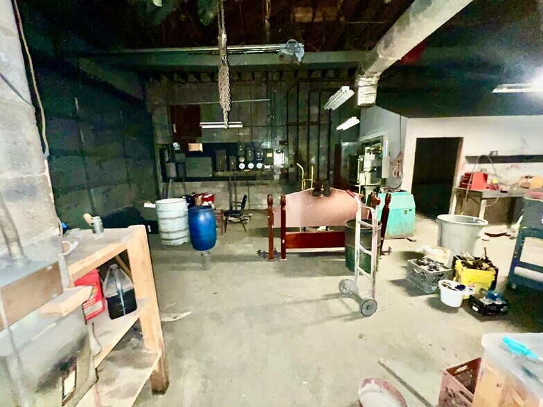 More Photos Of 824 20th St, Huntington General Retail For Sale