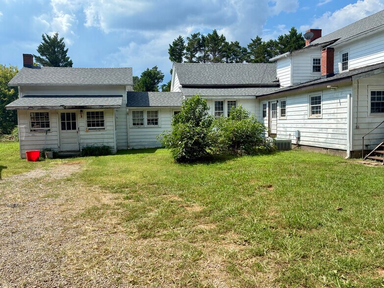 More Photos Of 1109 W Main St, Yadkinville Flex For Sale