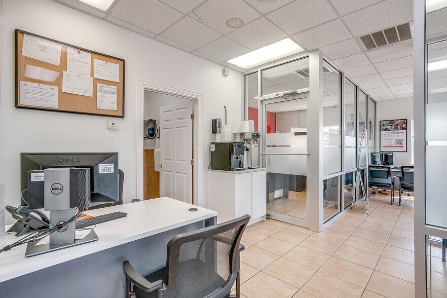 More Photos Of 1300 Jacksboro Hwy, Fort Worth Auto Dealership For Lease