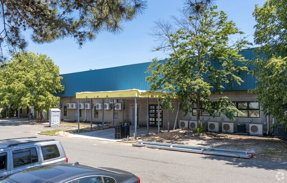 More Photos Of 1995 Swarthmore Ave, Lakewood Warehouse For Lease