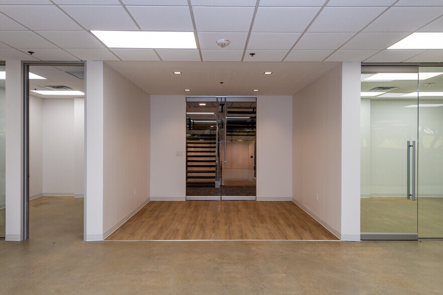 More Photos Of 104 Decker Ct, Irving Unknown For Lease