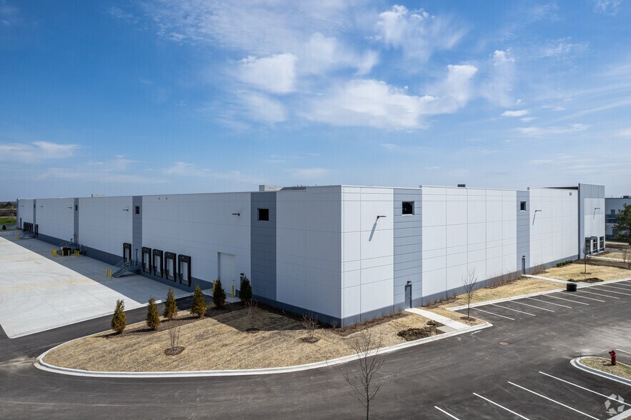 More Photos Of 925 Enterprise St, Aurora Distribution For Lease